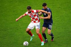 LOL决赛-克罗地亚球队联手抵挡，守住比分取得胜利