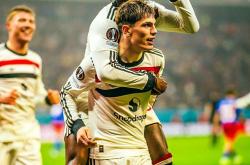 -曼联取得胜利，晋级欧冠八强杯赛的简单介绍