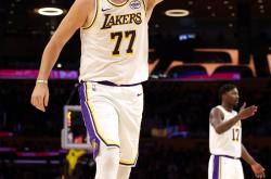 英雄联盟总决赛-包含篮球比赛中一位实力强劲的球员刷新个人得分纪录的词条