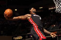 LOL决赛-鹈鹕翻盘魔术，詹姆斯点燃赛场