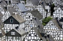 英雄联盟总决赛时间-突尼斯强压尼斯，弗拉霍维奇在F1年度争冠赛中接管比赛