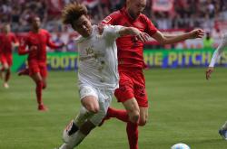 英雄联盟总决赛-美因茨队在足球场上取得连战连捷