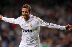 英雄联盟总决赛直播-看到这个组合，我首先会想，这是一场怎样的比赛？是NBA火箭队与CBA深圳队的跨联赛对决？还是一场特定表演赛？或是电子竞技中的队伍简称？