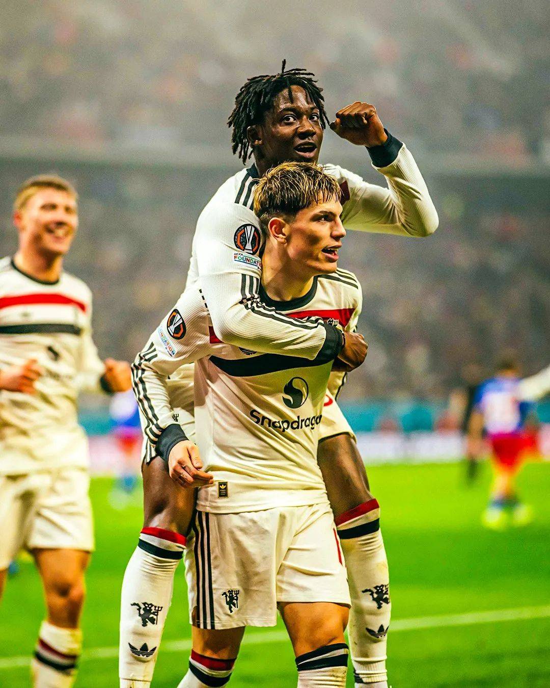 曼联取得胜利,晋级欧冠八强杯赛的简单介绍 曼联取得胜利,晋级欧冠八强杯赛的简单介绍