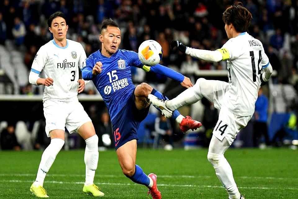 中场球员连续犯规,主队竞技优势尽失 中场球员连续犯规,主队竞技优势尽失