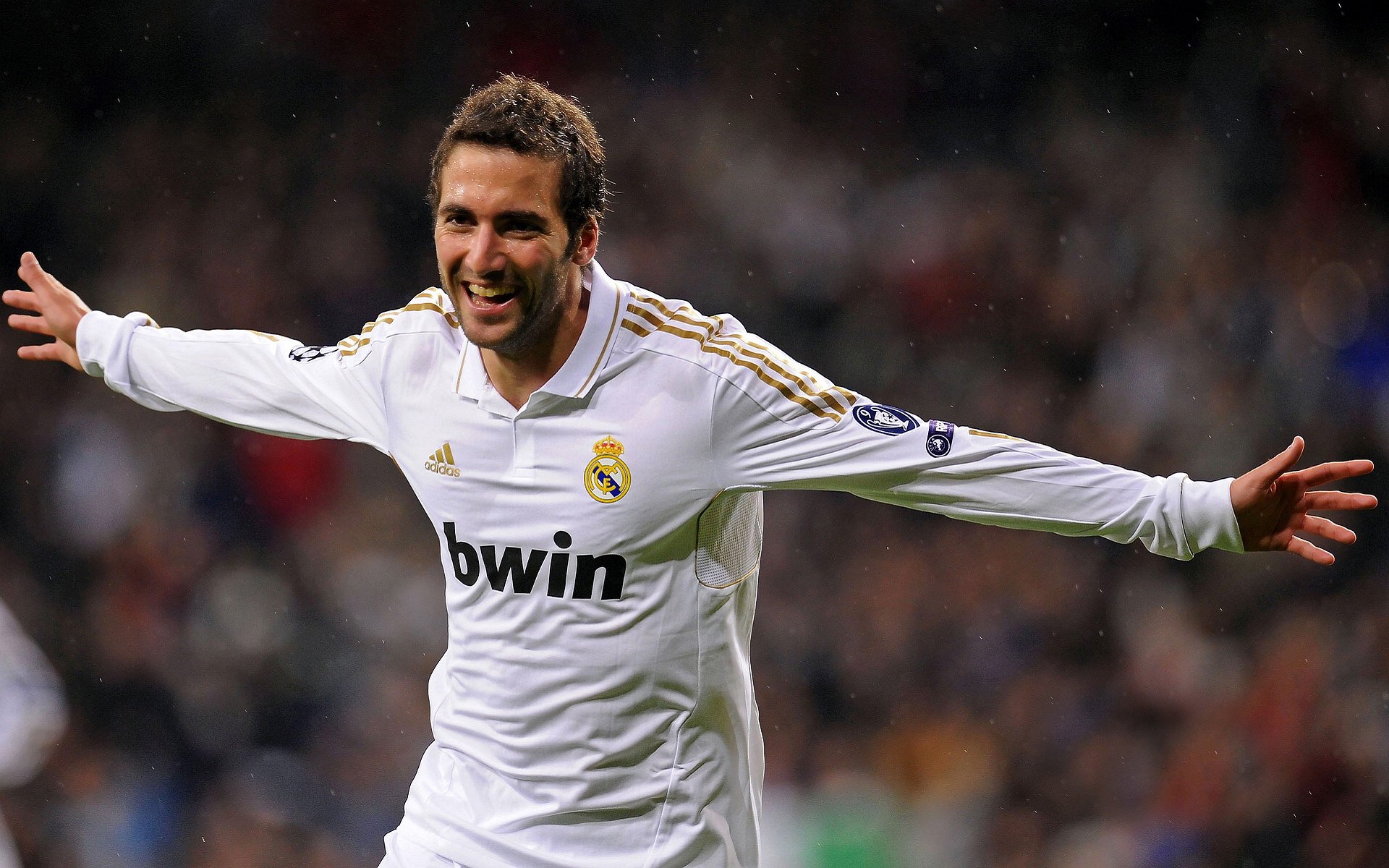 看到这个组合，我首先会想，这是一场怎样的比赛？是NBA火箭队与CBA深圳队的跨联赛对决？还是一场特定表演赛？或是电子竞技中的队伍简称？