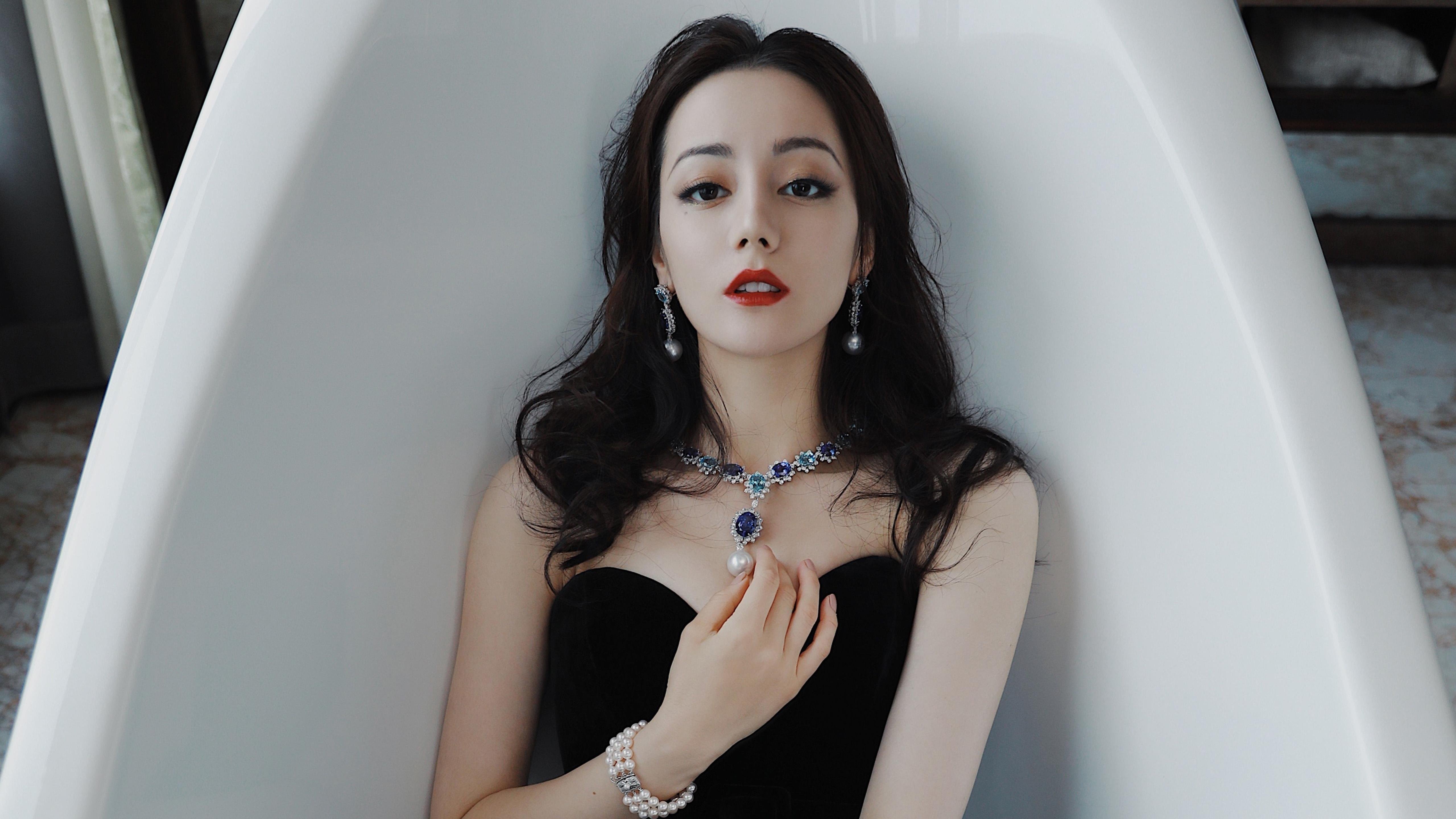 蓝白风暴席卷E组，阿根廷碾压乌兹别克，拉什福德绝杀夜，门神铸就钢铁防线